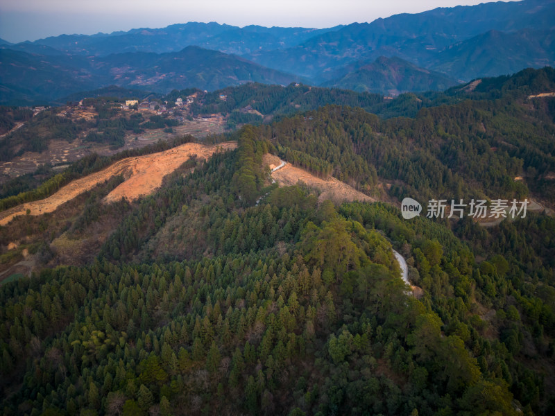 连绵起伏山川风景航拍图