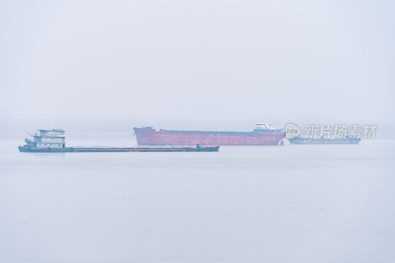 南京长江上的货运船舶