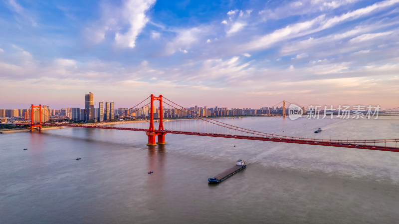武汉鹦鹉洲长江大桥与长江航运货轮