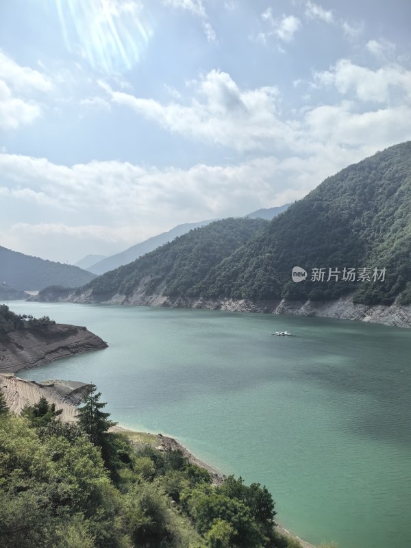 山林间碧绿湖水的自然景观