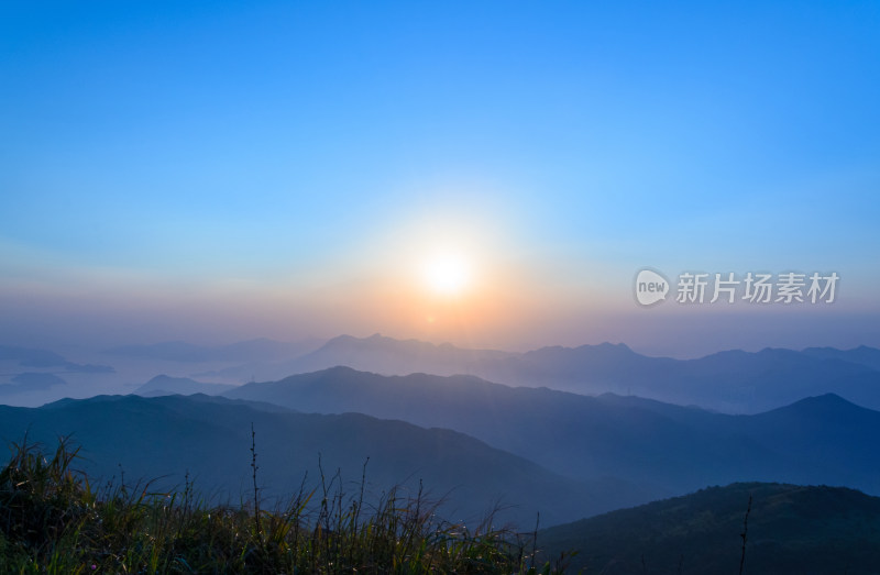 香港大帽山顶日出朝阳与连绵群山晨雾