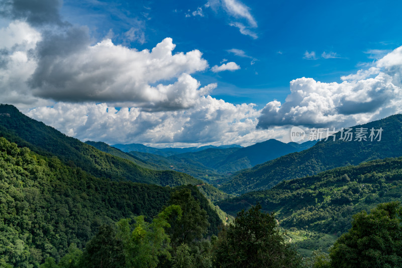 多云天气下的山林自然风景全景