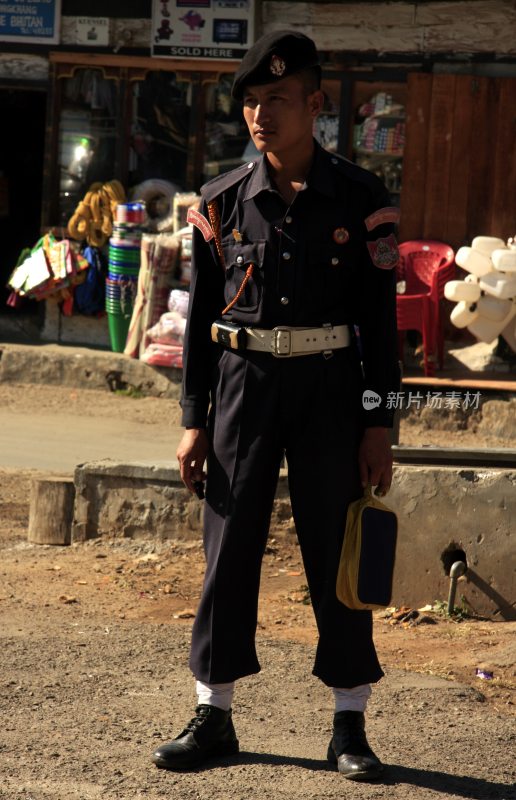 不丹街边站岗的穿制服的男人