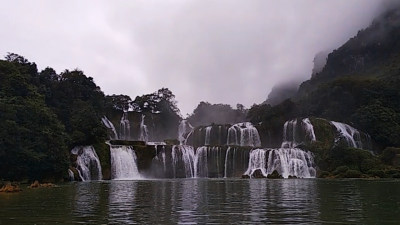 南宁山间瀑布自然风景