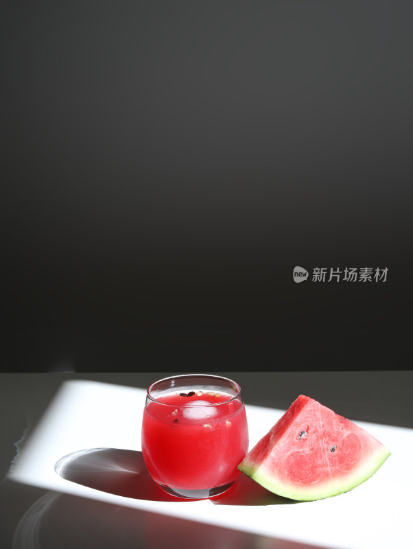 白色桌面上的夏日新鲜水果西瓜和果汁饮品