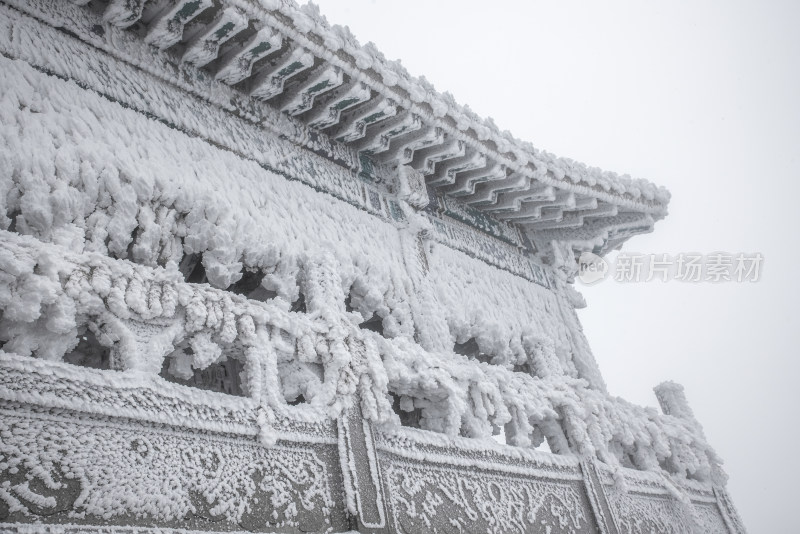 寒冷冬天冰雪霜冻的古建筑房檐走廊