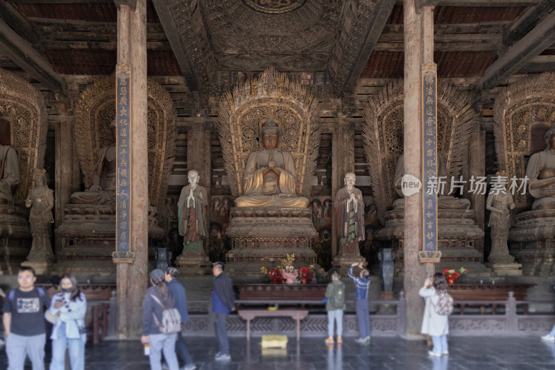 山西大同辽金善化寺大雄宝殿内各地游客参观