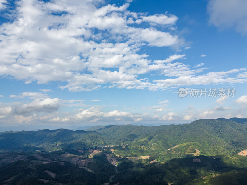 航拍壮阔山景与蓝天白云相映的自然景观