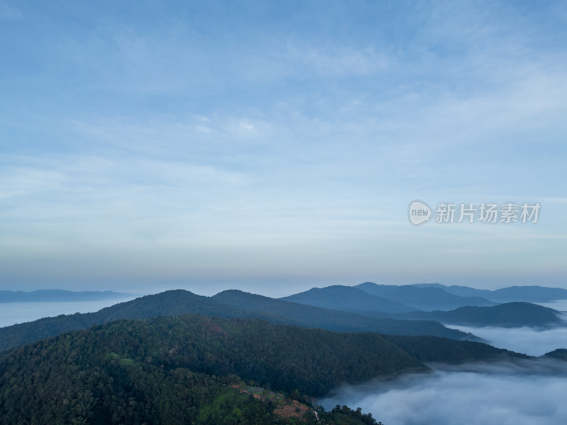 航拍云海之上的山峦