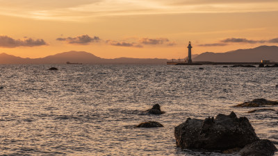 海上日落灯塔