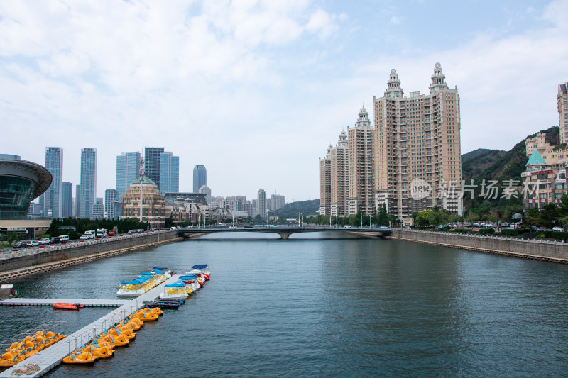 辽宁大连城市河畔的现代建筑群