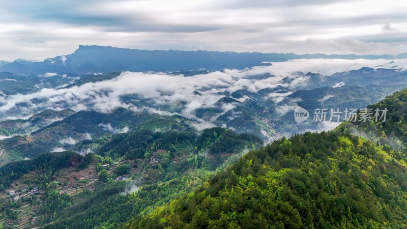 重庆酉阳：雾漫缭绕美青山