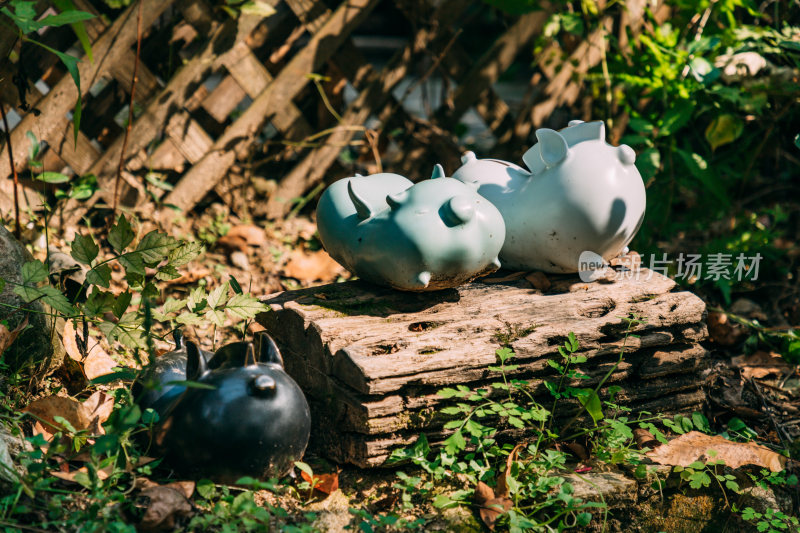 户外木头上的陶瓷小猪摆件