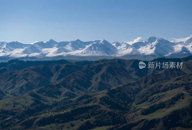航拍新疆伊犁那拉提雪山