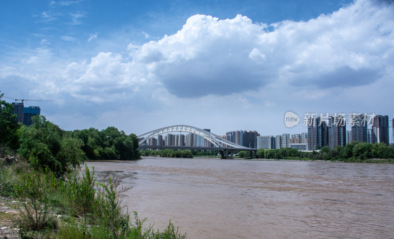 中国甘肃兰州深安黄河大桥黄河城市湿地风光