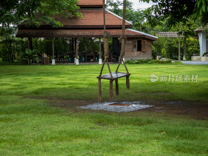 花园里一个空荡荡的质朴木制秋千