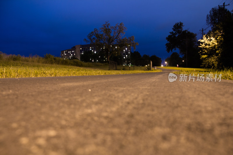 夜晚的公园道路