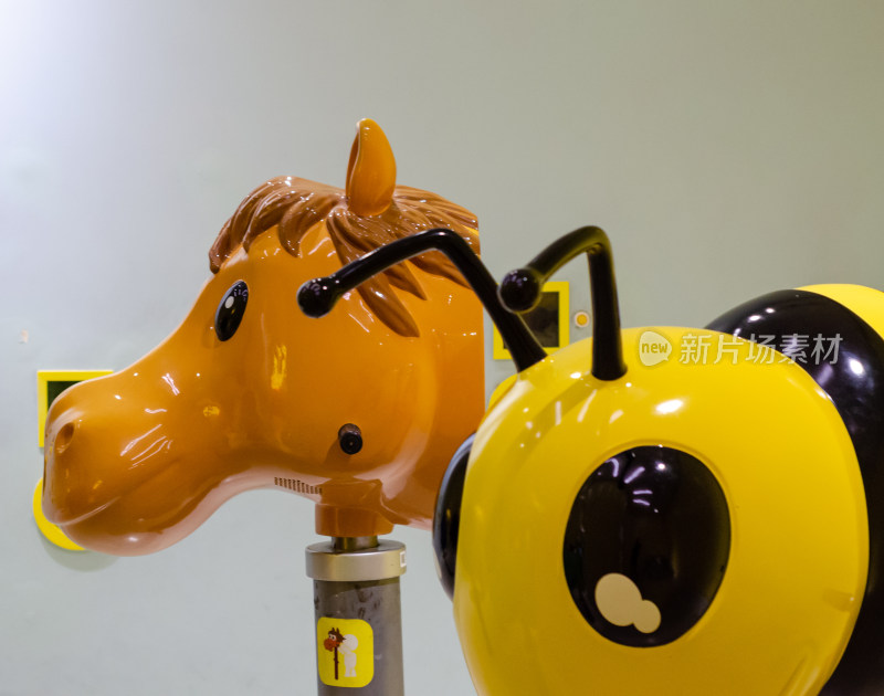 儿童乐园的机器马和机器蜜蜂