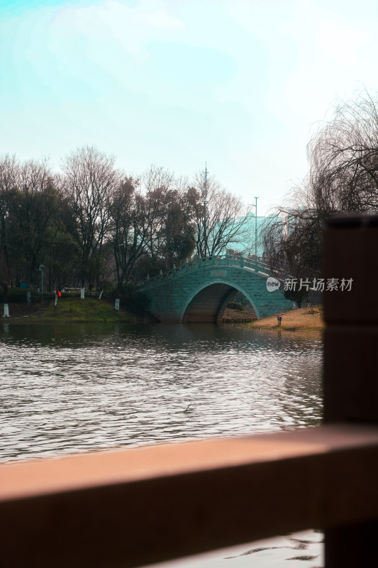 湖边拱形石桥风景