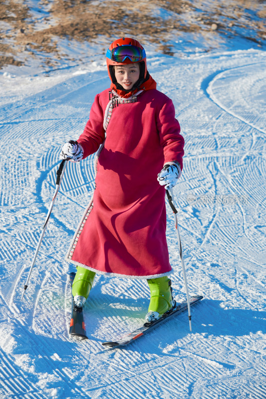 在滑雪场进行滑雪运动的年轻女性