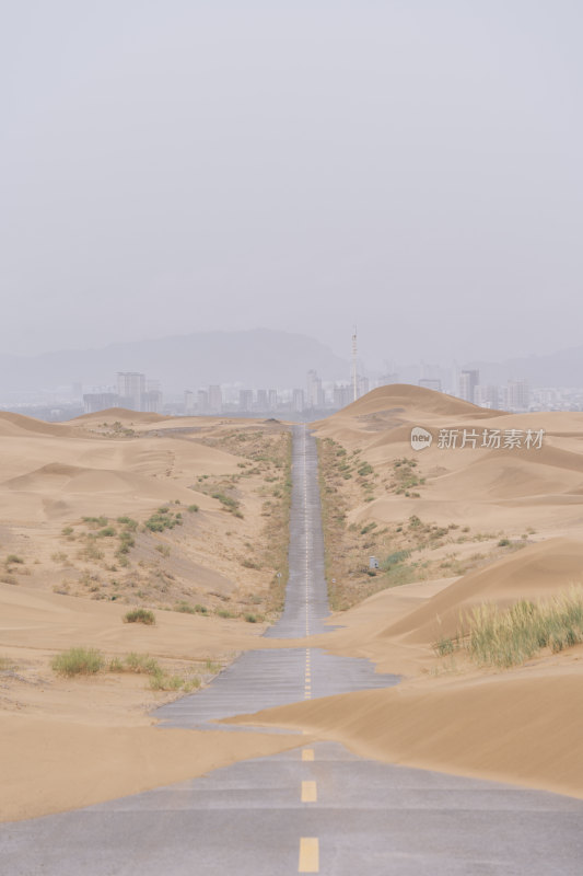 内蒙古阿拉善盟-向远方延申的沙漠公路
