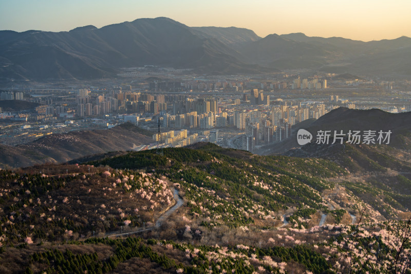 俯瞰春日晨曦中的门头沟山区