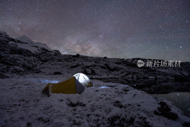 西藏嘎玛沟措学仁玛银河与雪山湖泊的夜色