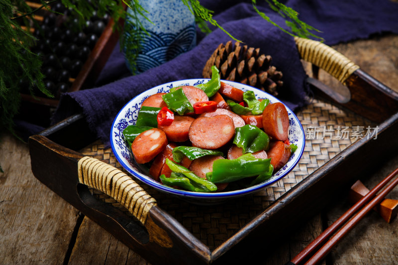 香辣美味的炒红肠