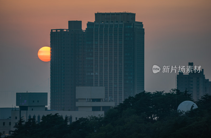 青岛信号山公园红瓦绿树碧海蓝天黄昏日落