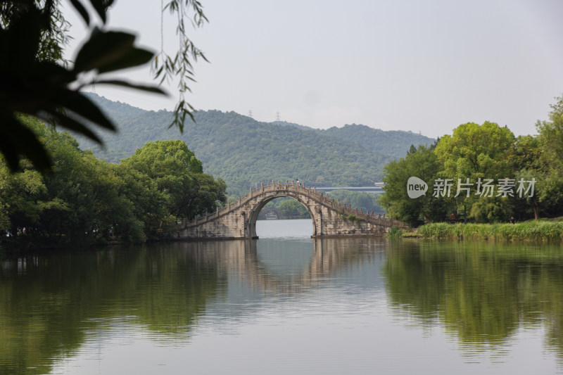 杭州湘湖上卧虹桥与青山绿树景观