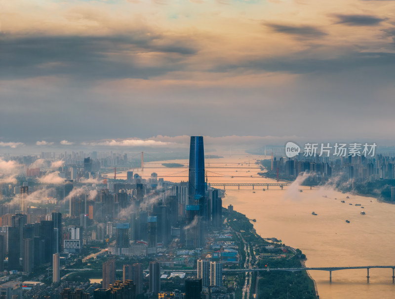 航拍夏季武汉暴雨后云雾中的城市风光