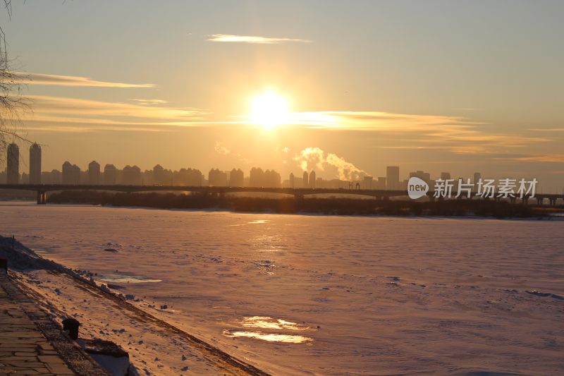 松花江边的夕阳与城市