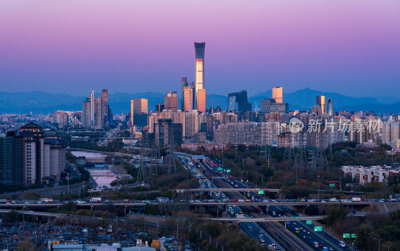 北京国贸CBD与东五环通惠河黎明时分同框