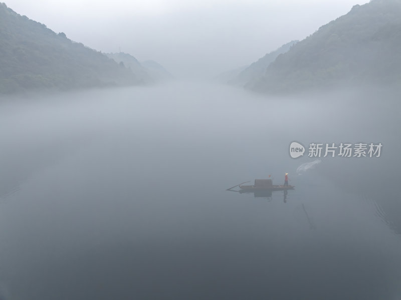 湖南郴州小东江晨雾小船薄雾笼罩下宁静之美