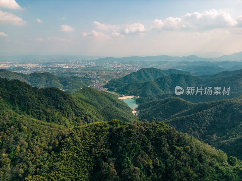 航拍蓝天白云下的青山河流稻田乡村风光