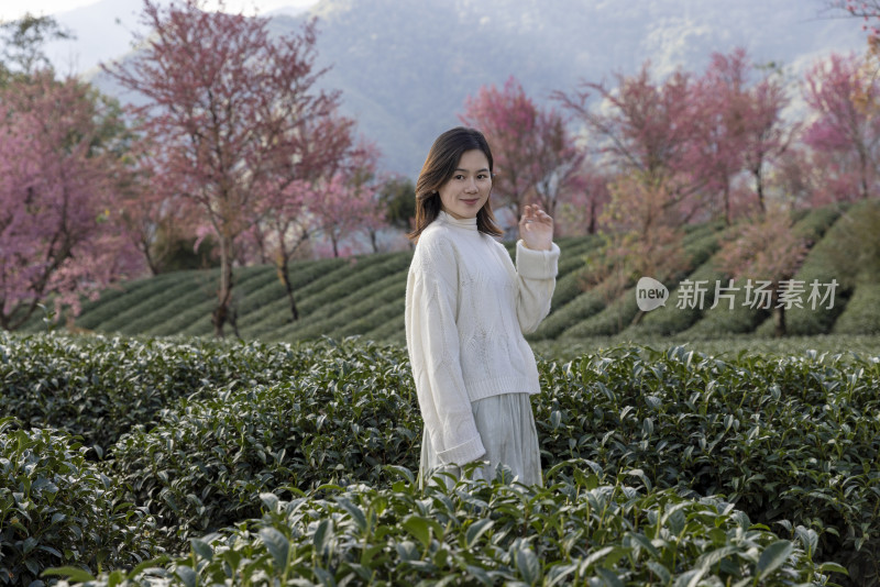 春天在樱花谷花海度假休闲的美女