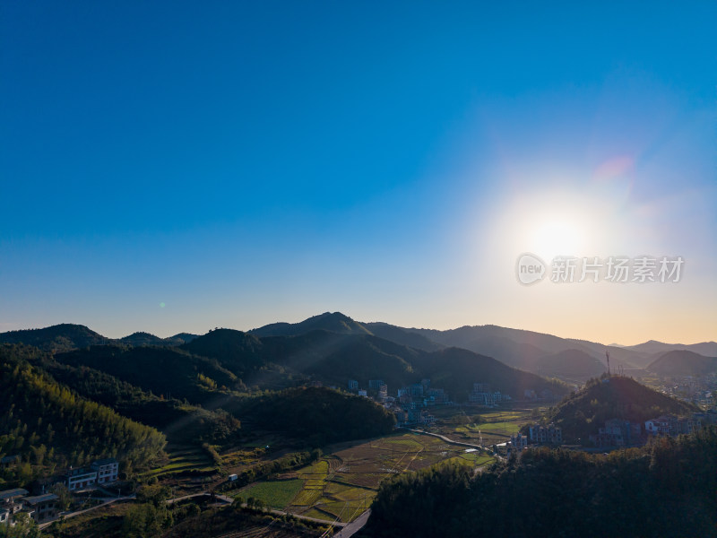 大山农村房屋公路航拍图