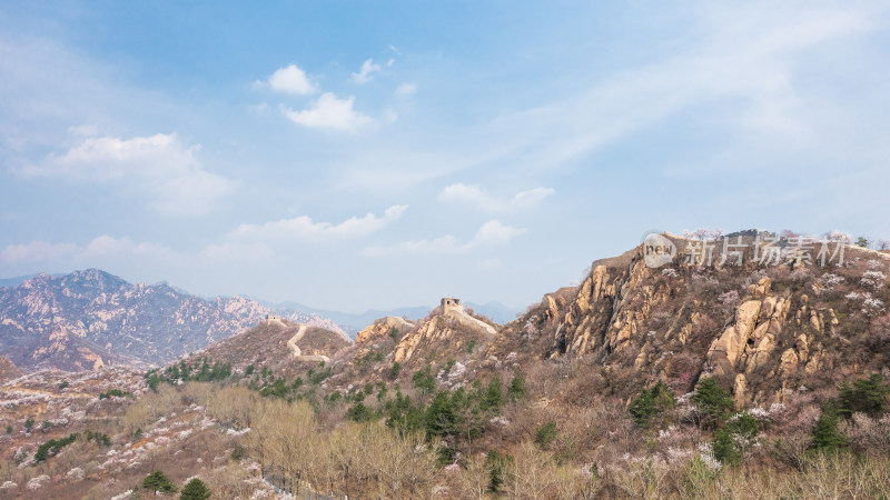 航拍北京春天山区蜿蜒的古长城