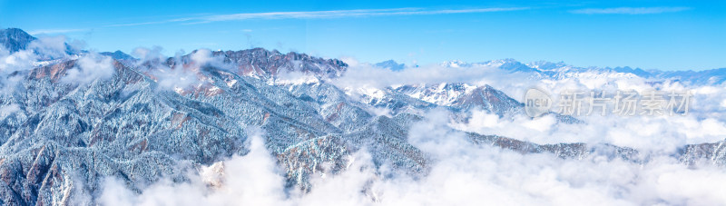 四川成都西岭雪山上空的云海群山航拍