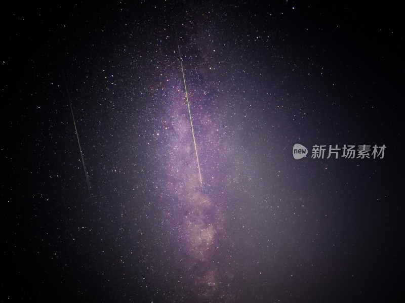 夜空中的流星与星河