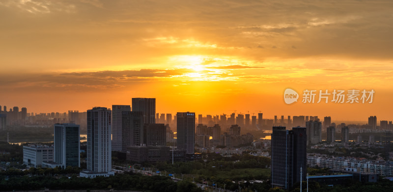 夕阳下的武汉金银湖联通路写字楼