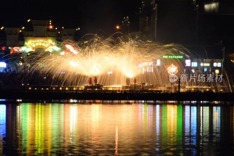 长沙铜官窑夜间湖边打铁花景观