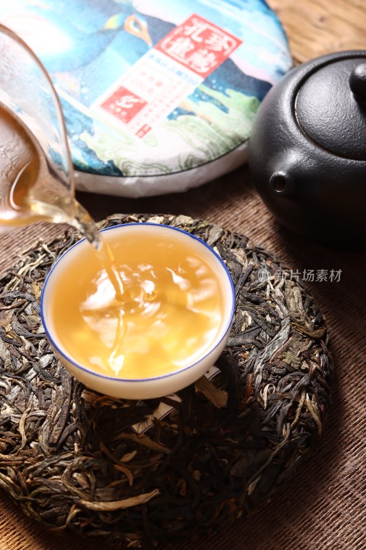 孔珍藏孔雀图案普洱茶饼