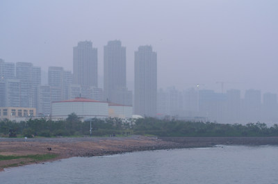 远望雾气弥漫的海边城市