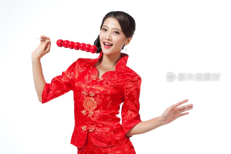 棚拍身穿中国传统服装的年轻女人和糖葫芦