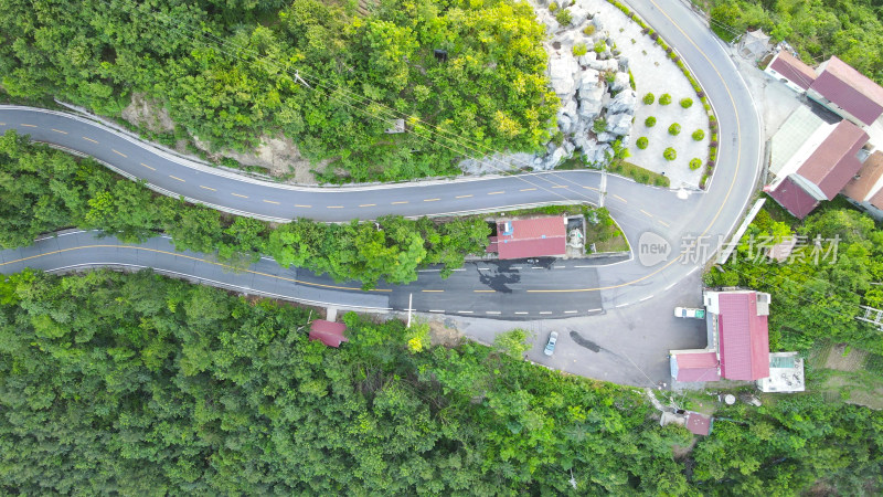 航拍大山蜿蜒盘山公路