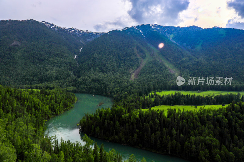 春天夏天喀纳斯月亮湾