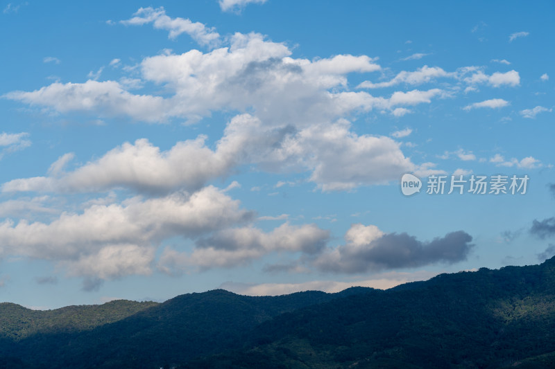 蓝天白云下的山峦景色