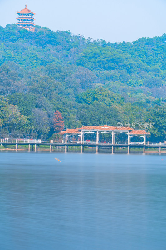 广州麓湖公园湖光山色桥梁与鸿鹄楼建筑