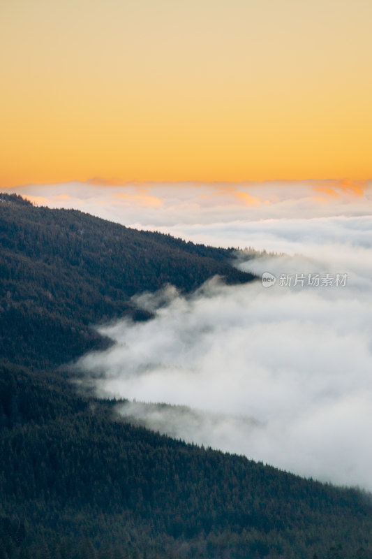 山间云海日出景象